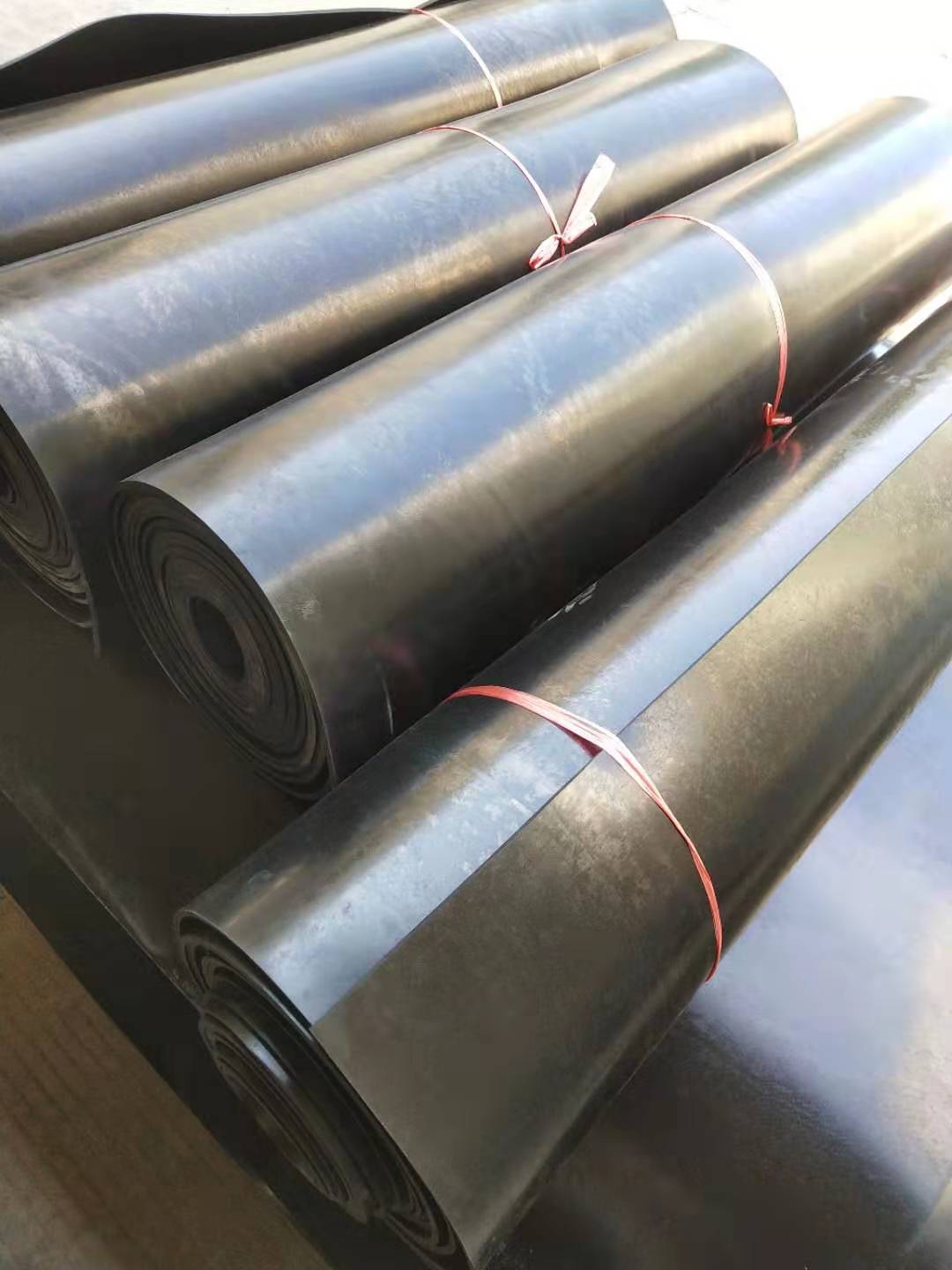 丁腈橡膠板：是由丁二烯和丙烯腈經(jīng)乳液聚合法制得的，丁腈橡膠主要采用低溫乳液聚合法生產(chǎn)。